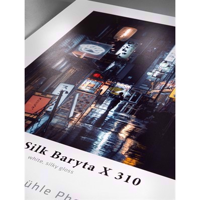 Hahnemühle Photo Silk Baryta X 310 g/m² - 24" x 15 metr vysoce kvalitní fotografický papír v barvě hedvábí, vážící 310 g/m², o rozměrech 24" x 15 metrů.
