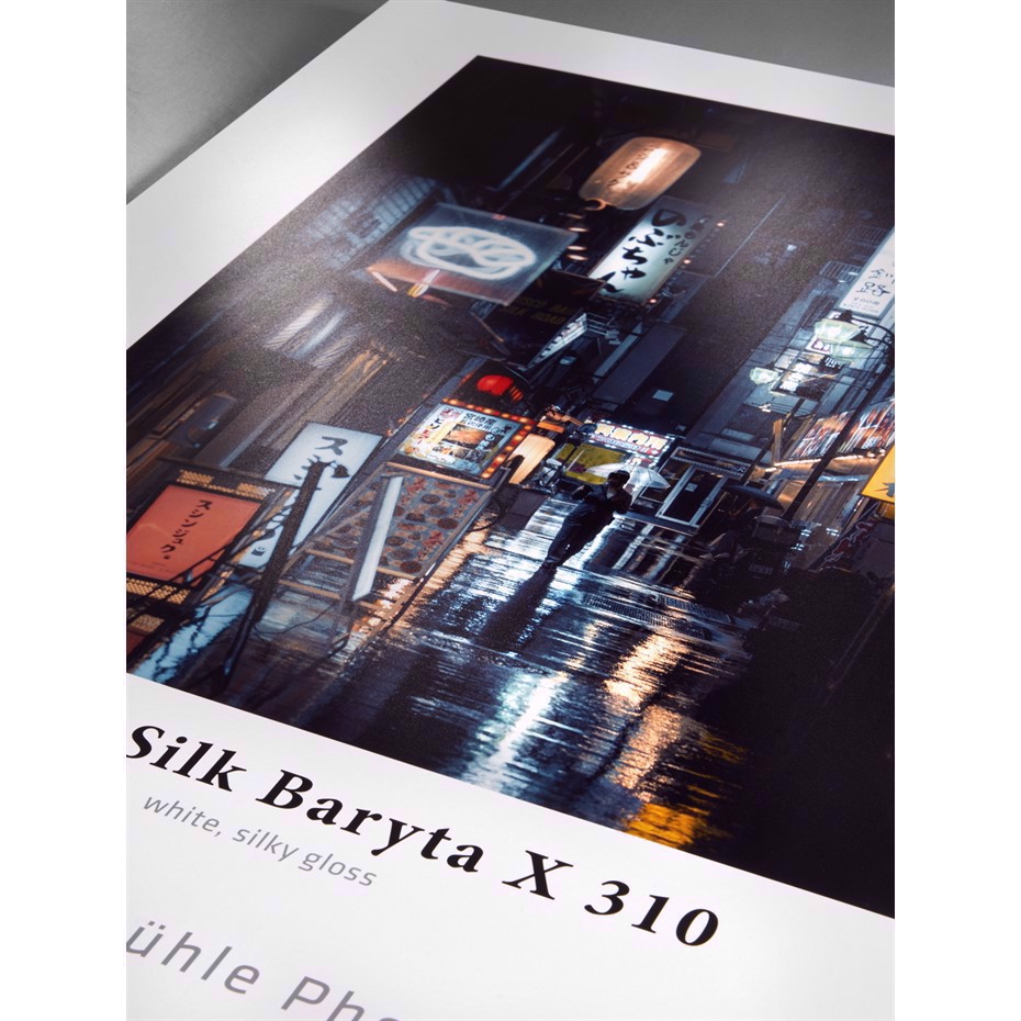 Hahnemühle Photo Silk Baryta X 310 g/m² - 24" x 15 meter vysoce kvalitní fotografický papír v barvě hedvábí, vážící 310 g/m², o rozměrech 24" x 15 metrů.